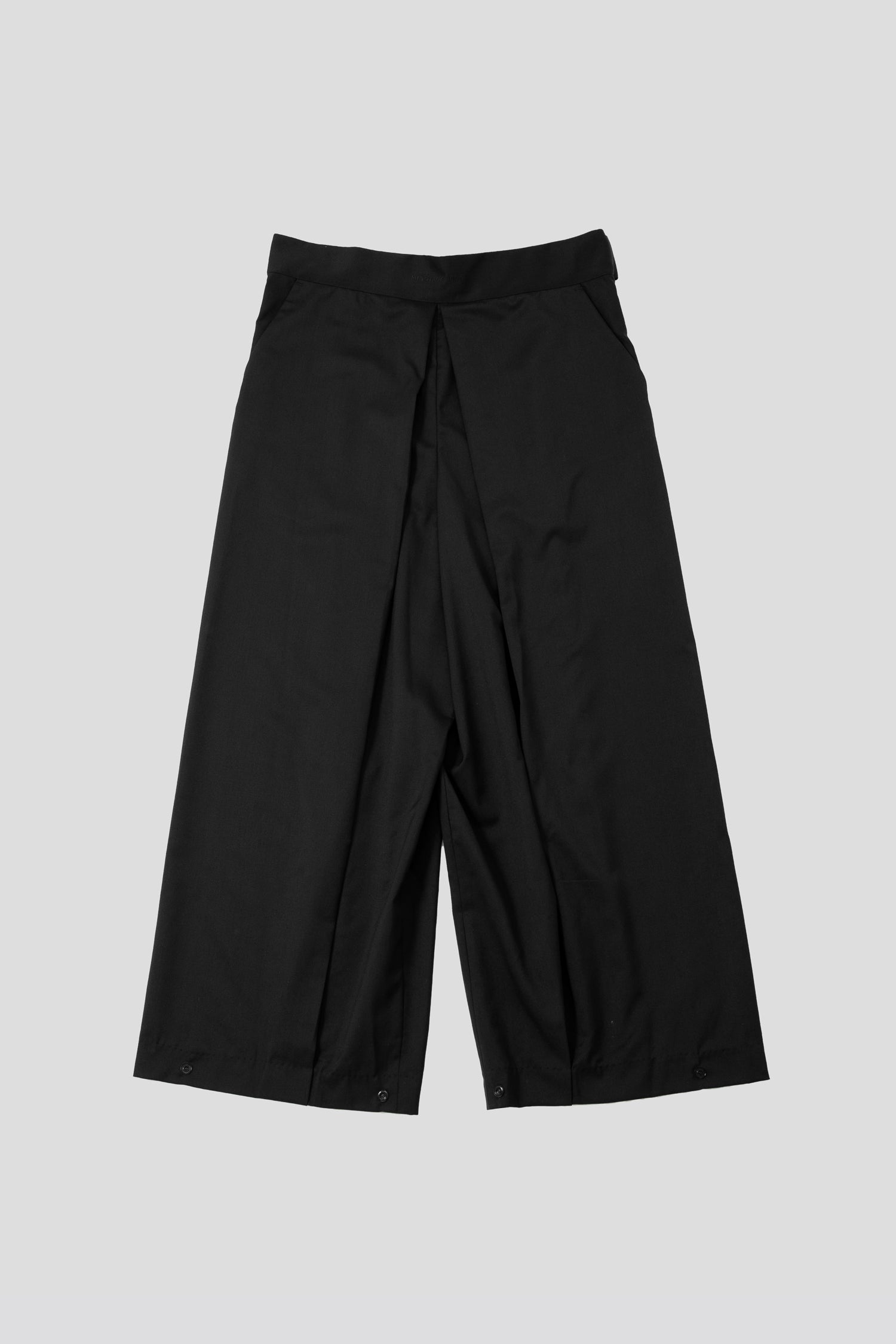 W HAKAMA